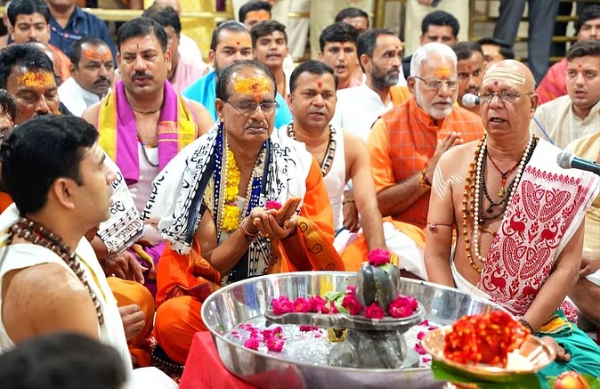 Shivraj in Mahakal temple:बाबा महाकाल के दरबार में पहुंचे सीएम शिवराज, प्रदेश में अच्छी बारिश के लिए की पूजा
