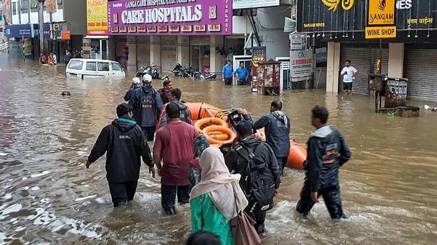 Maharashtra Rain: नागपुर में भारी बारिश से मचा त्राहिमाम, घरों और दुकानों में घुसा पानी, खिलौनों की तरह सड़क पर तैर रही हैं गाड़ियां, देखें वीडियो
