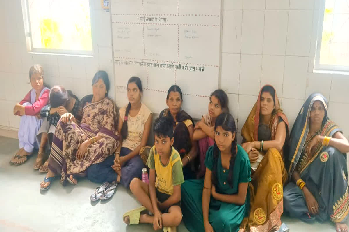 Janjgir News: करेले की सब्जी खाकर एक ही परिवार के 15 सदस्य हुए बीमार, गंभीर हालत में ले जाया गया अस्पताल, डॉक्टर ने बताई ये वजह