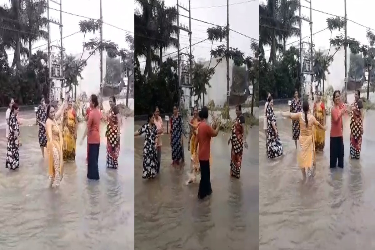 Indore News: भारी बारिश के बीच अचानक सड़क पर नाचने लगी महिलाएं, मामला जान हैरान रह जाएंगे आप