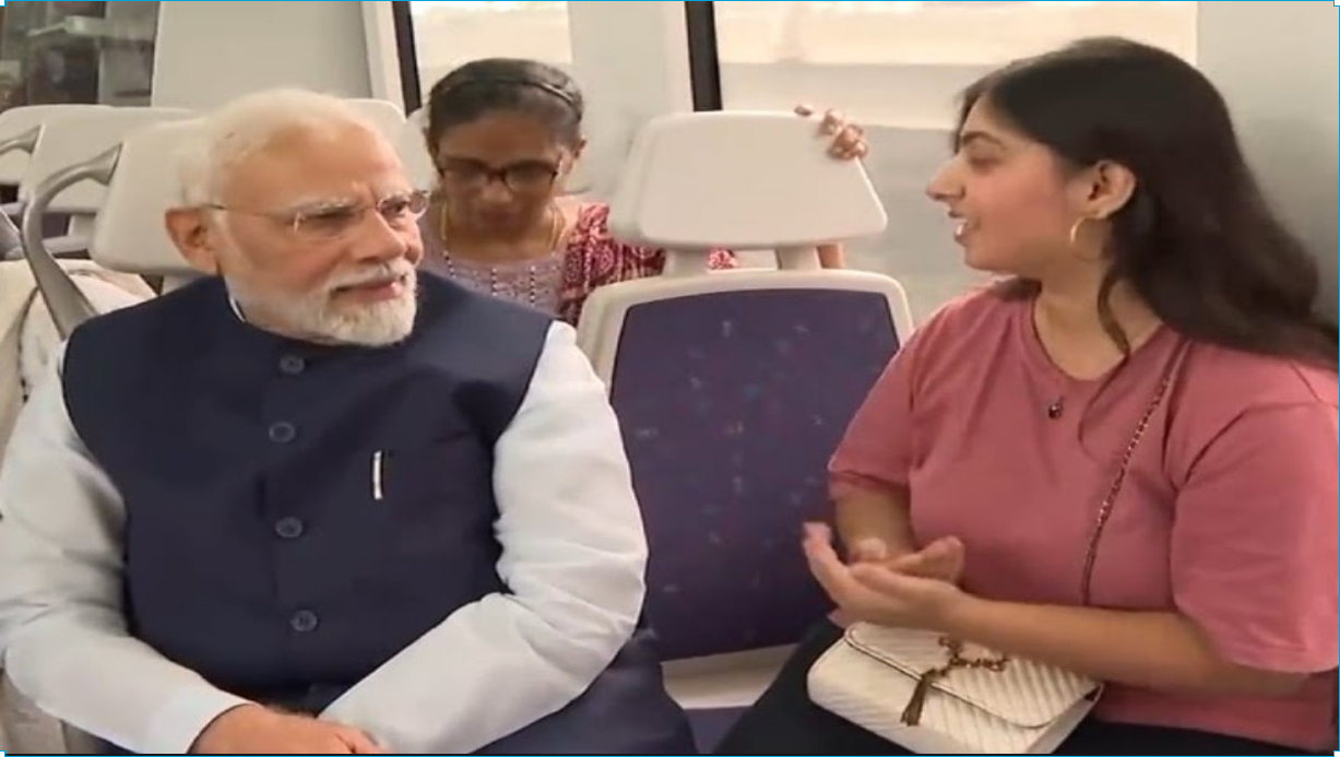 Modi In Metro: पीएम मोदी ने किया मेट्रो में सफर, बधाईयों से गूंज उठा मेट्रो, संस्कृत में मिली शुभकामनाएं