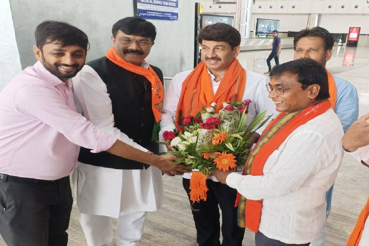 MP Manoj Tiwari In CG: रायपुर पहुंचे BJP सांसद मनोज तिवारी.. परिवर्तन यात्रा में होंगे शामिल, कांग्रेस पर किया सीधा प्रहार