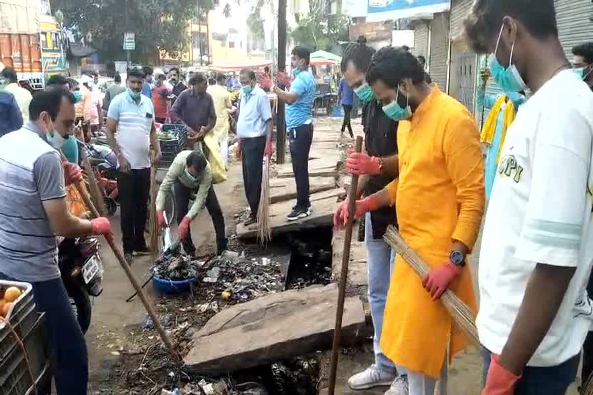 Vidisha News: झाड़ू लगा रहे ये शख्स कोई सफाई कर्मचारी नहीं…बल्कि हैं CMO, जानिए क्यों हाथ में झाड़ू थामकर  कर रहे नाली की सफाई