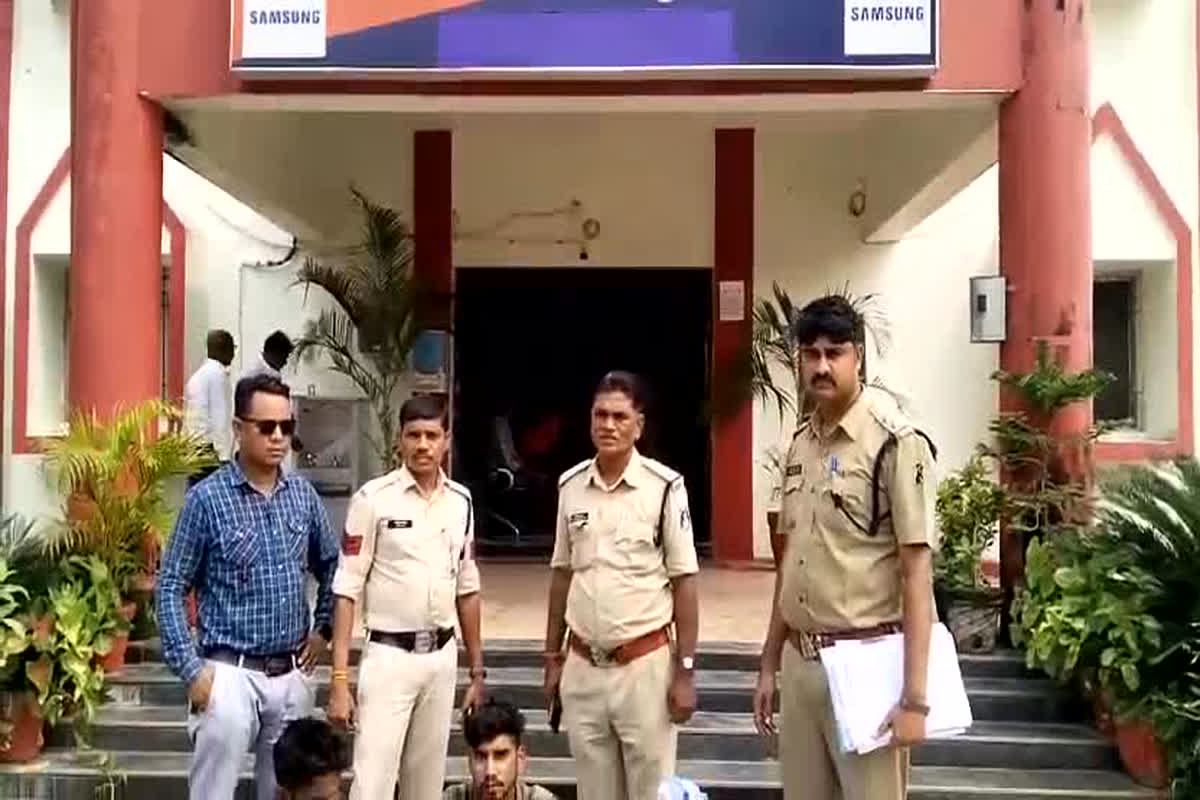 Saraipali News: पुलिस ने अंतर्राज्जीय गांजा तस्कर को किया गिरफ्तार, आरोपियों के पास से जब्त किए 12 किलो गांजा