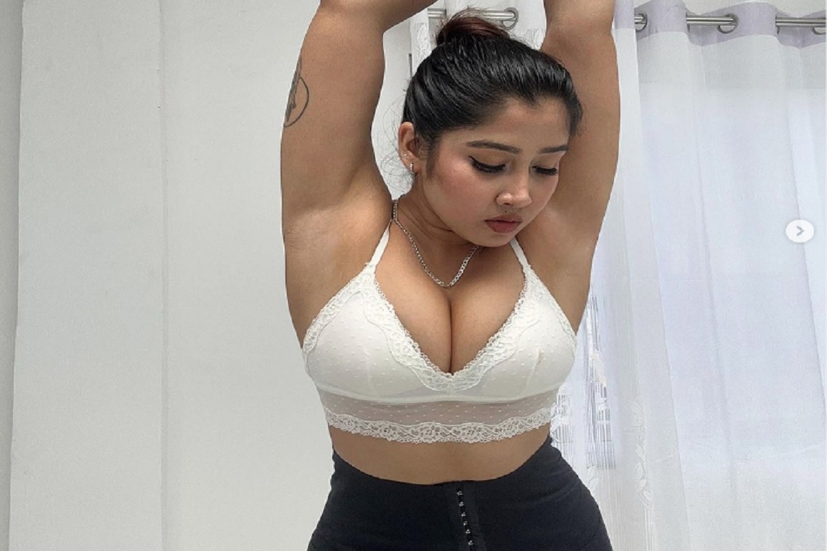 Sofia Ansari Sexy Videos: सोफिया अंसारी के नए पोस्ट ने मचाया तहलका.. व्हाइट ब्रा में दिया योगा पोज, पिघलना हो तो ही देखें ये तस्वीर