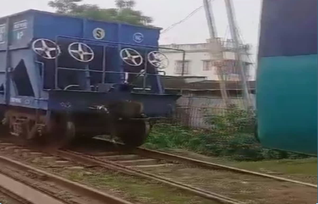 Jharkhand Train Running without Engine : बगैर इंजन के दौड़ती हुई ट्रेन का वीडियो हुआ वायरल, बाल-बाल-बचे लोग