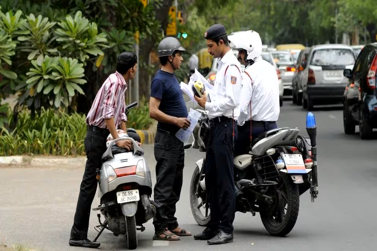 Traffic Challan Rules: ऐसे लोगों को पुलिस भी नहीं कह सकती हेलमेट लगाने, ट्रैफिक पुलिस नहीं मांग सकते कागजात, जानिए क्या है वाहन चालकों का अधिकार