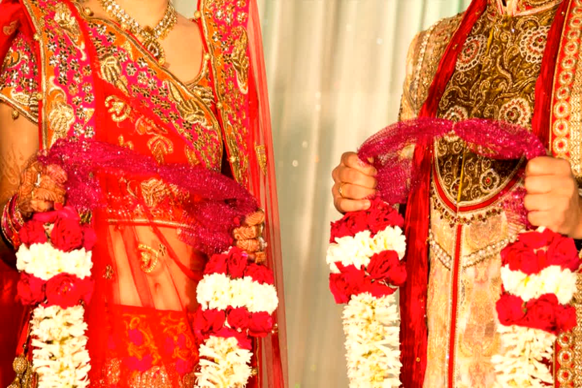 Allahabad HC on Hindu Marriage: ‘वैदिक विधियों के बिना हुई शादी अवैध है’ बिना फेरे लिए शादी करने वालों के लिए इलाहाबाद हाईकोर्ट का बड़ा फैसला