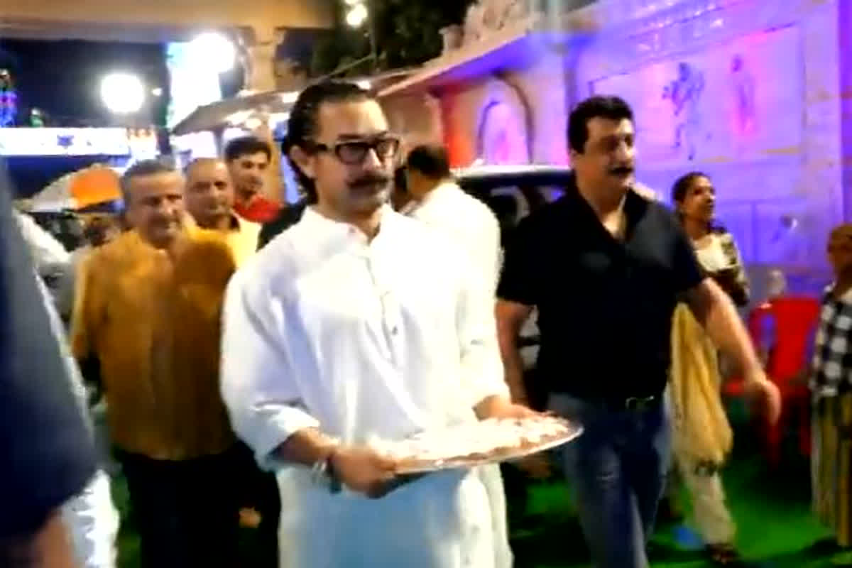 Aamir Khan Ganpati Darshan: हाथों में मिठाई की बड़ी प्लेट लेकर बीजेपी अध्यक्ष के घर पहुंचे अभिनेता आमिर खान, लिया बप्पा का आशीर्वाद