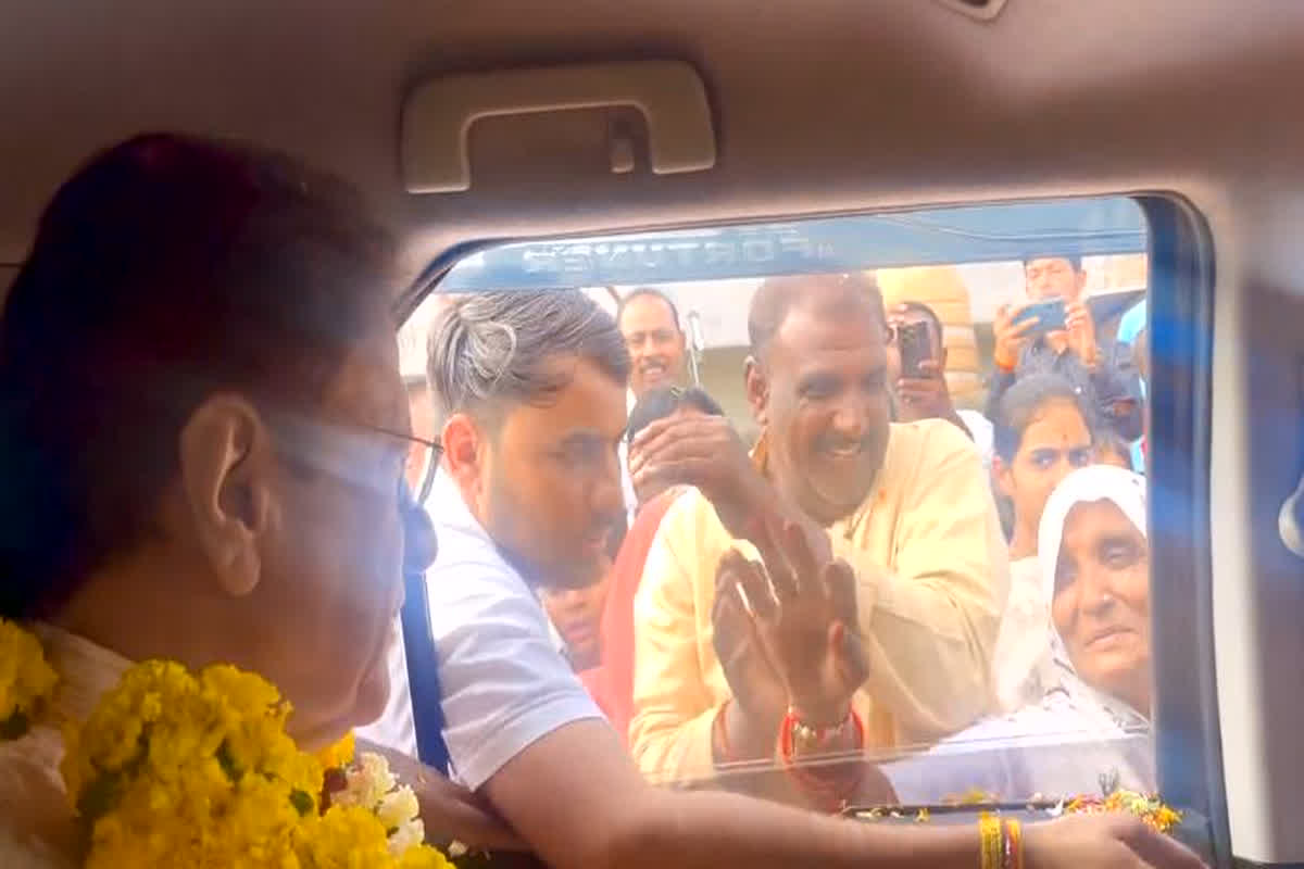 Ramayan actor Arun Govil: फैंस के बीच पहुंचे रामायण के ‘श्रीराम’, आशीर्वाद लेने उमड़ी भीड़, जमकर हुई फूलों की बरसात, देखें वीडियो