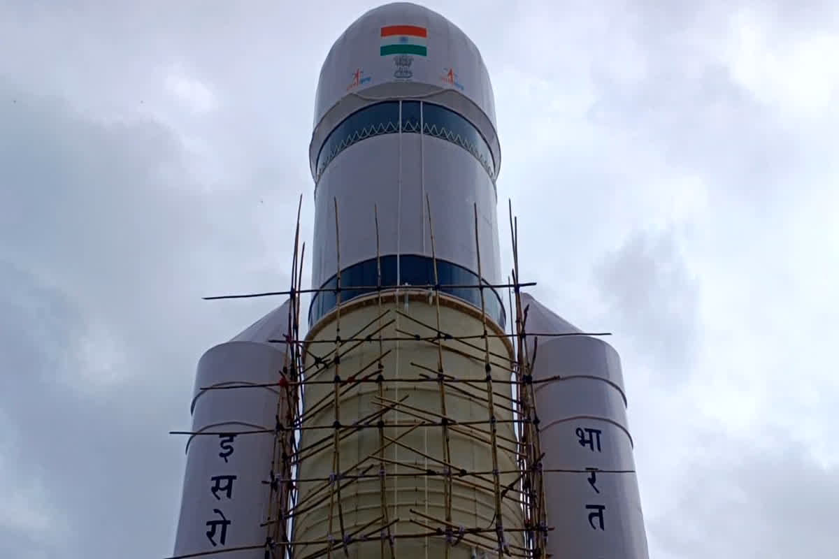 Ganesh Pandal Decoration: चंद्रयान 3 की तर्ज पर राजधानी रायपुर में तैयार हुआ गणेश पंडाल, देखने के लिए लगी लोगों की भीड़, देखें वीडियो