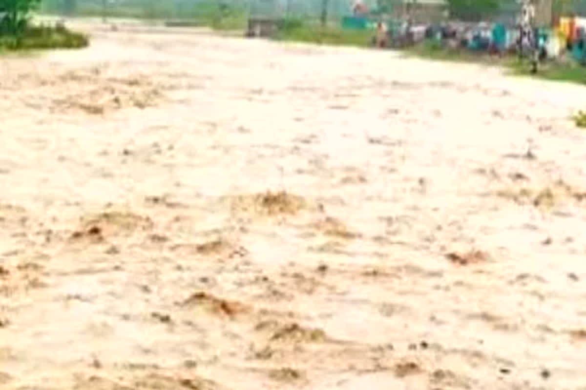 Jhabua rain News: आफत की बारिश…! तालाब किनारे रहने वाले परिवार हुए जलमग्न, 8 लोग बहे, 7 लापता…