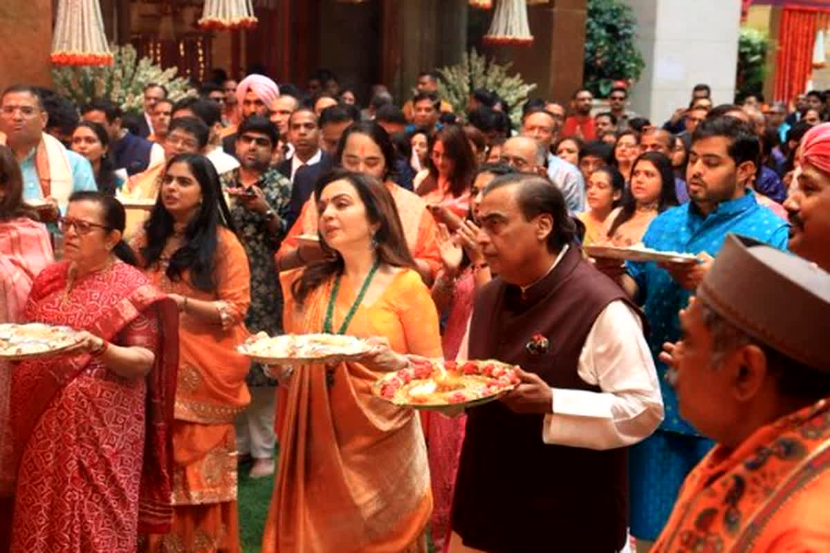 Ganesh Chaturthi 2023: मुकेश अंबानी के घर हुआ गणेश उत्सव का आयोजन, बप्पा के दर्शन करने पहुंची तमाम हस्तियां, देखें वीडियो…