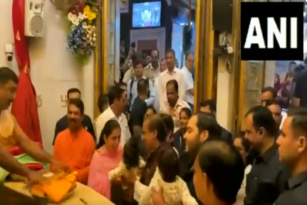 Mukesh Ambani reach Siddhivinayak temple with family