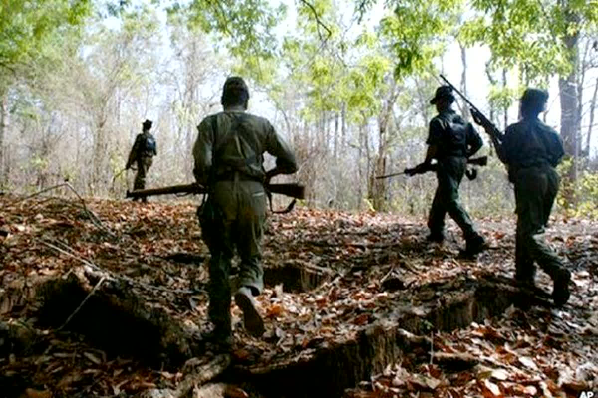 Naxalites in Sukma: नक्सलियों की कायराना करतूत, सर्चिंग पर निकले जवानों पर दागा देशी बैरल ग्रेनेड लांचर