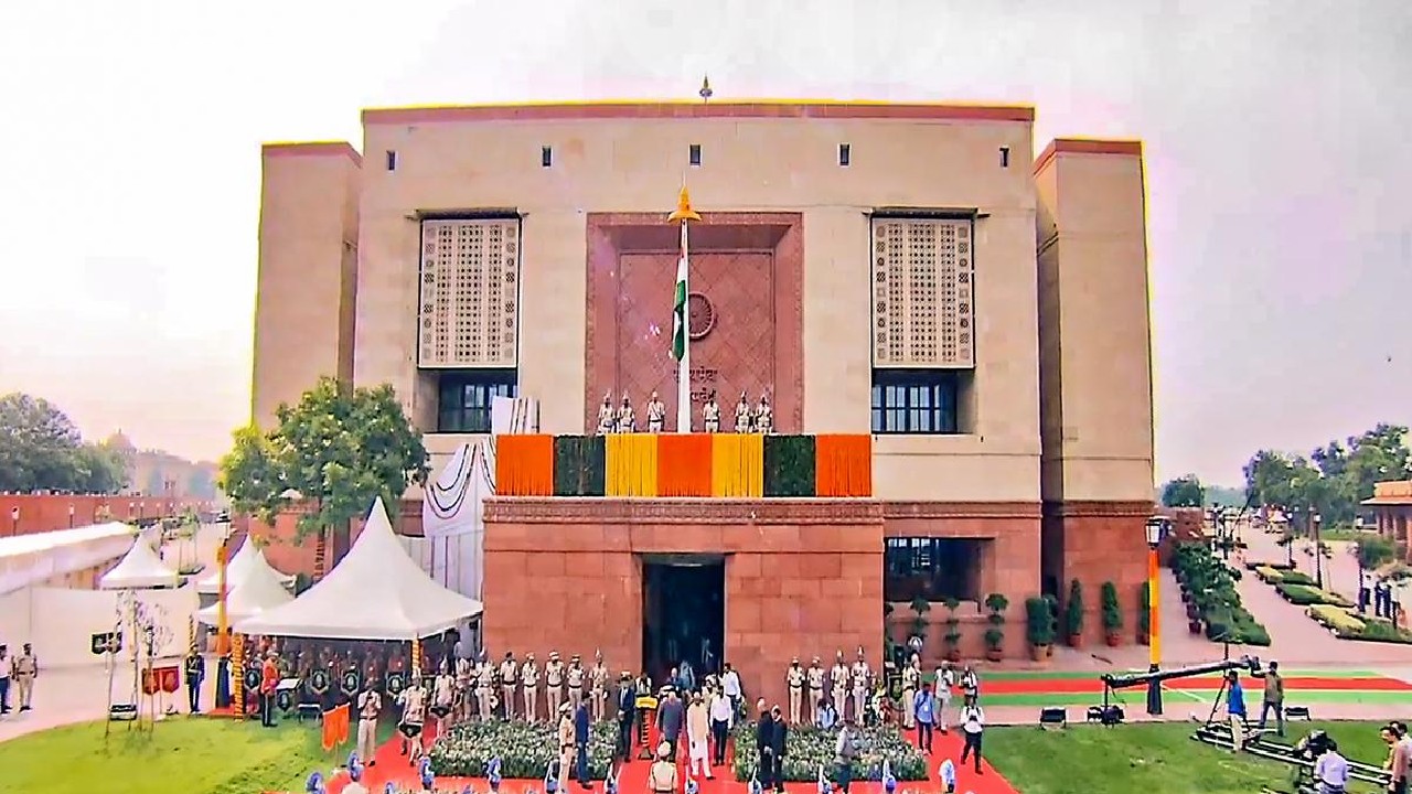 Flag Hosting Event At New Parliament Building: नए संसद भवन में उपराष्ट्रपति धनखड़ ने फहराया तिरंगा, जानें विपक्षी नेता क्यों हुए नाराज