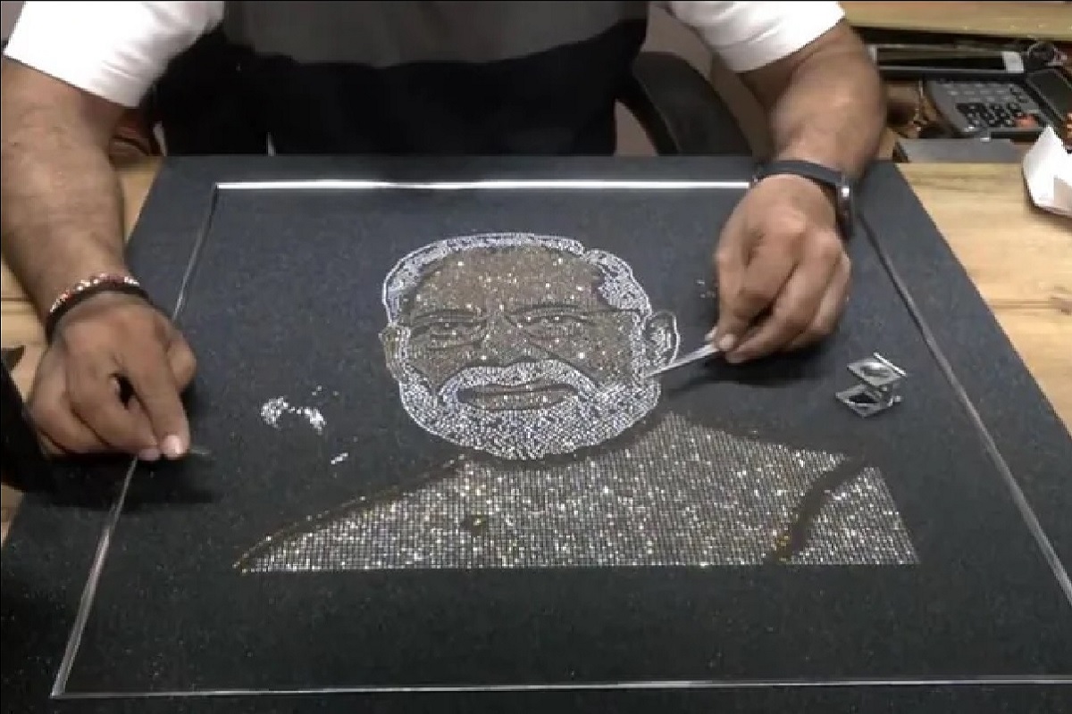 PM Modi Birthday Diamond Gift: PM मोदी के जन्मदिन पर खास तोहफा, इंजीनियर ने बनाया 72 हजार हीरे से तस्वीर, देखें वीडियो