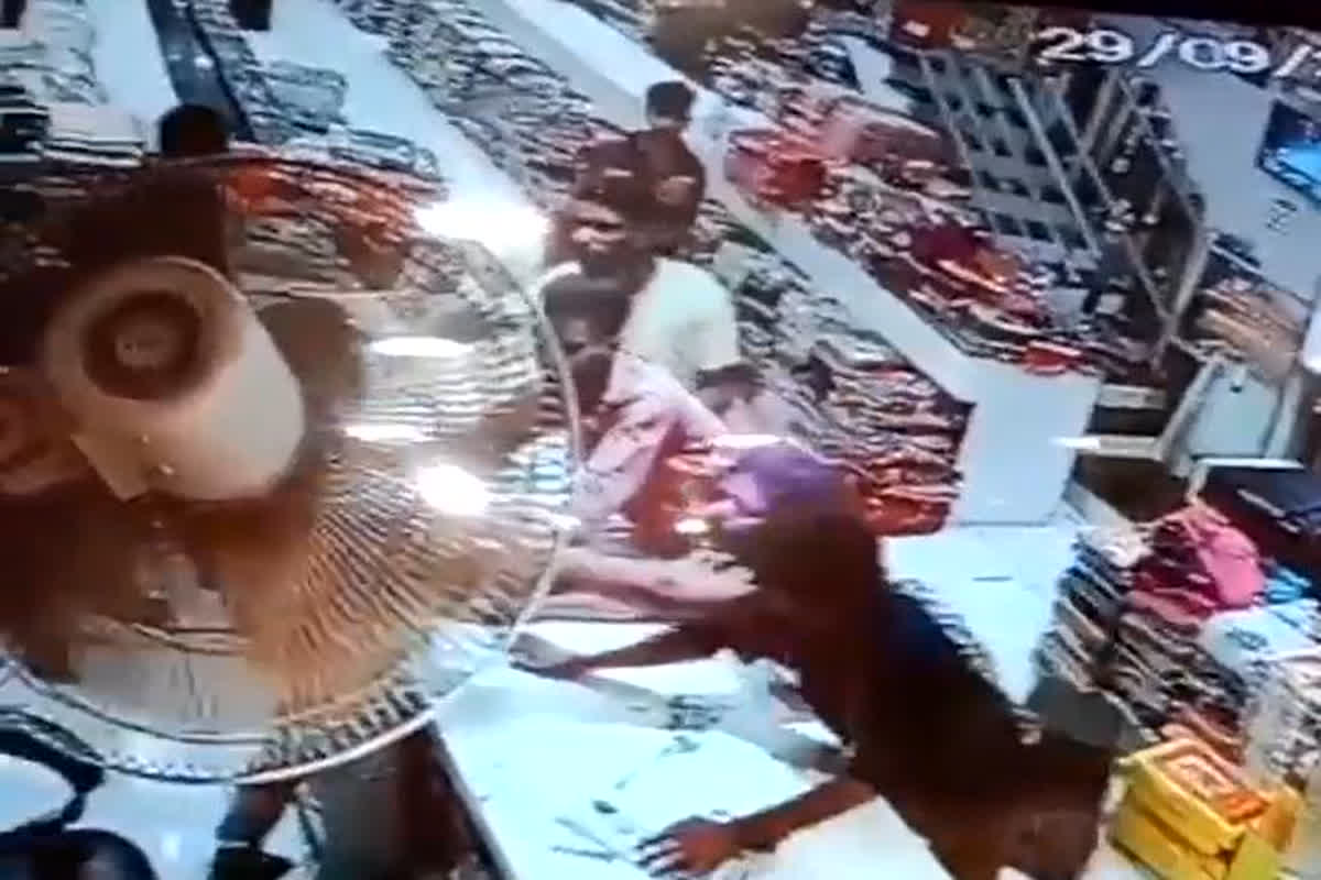 Raipur Crime: दुकान में घुसकर व्यापारी के साथ 4 लोगों ने की मारपीट, सीसीटीवी में कैद हुई घटना