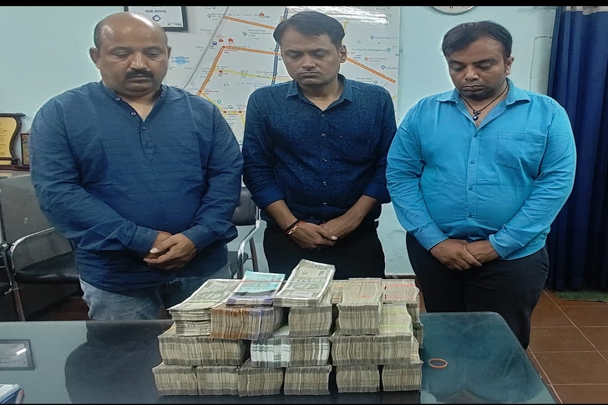 Raipur Crime News : पुलिस ने कार से बरामद किए 68 लाख रुपए, तीन व्यक्तियों को किया गिरफ्तार