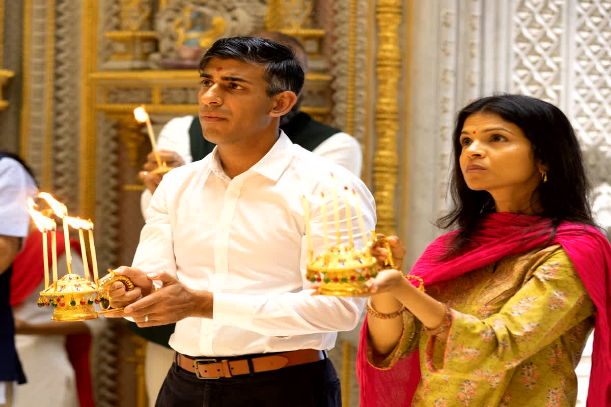 PM Rishi Sunak In Akshardham temple : अक्षरधाम मंदिर पहुंचे पीएम ऋषि सुनक, पत्नी संग की पूजा-अर्चना, यहां देखें मनमोहक तस्वीरें