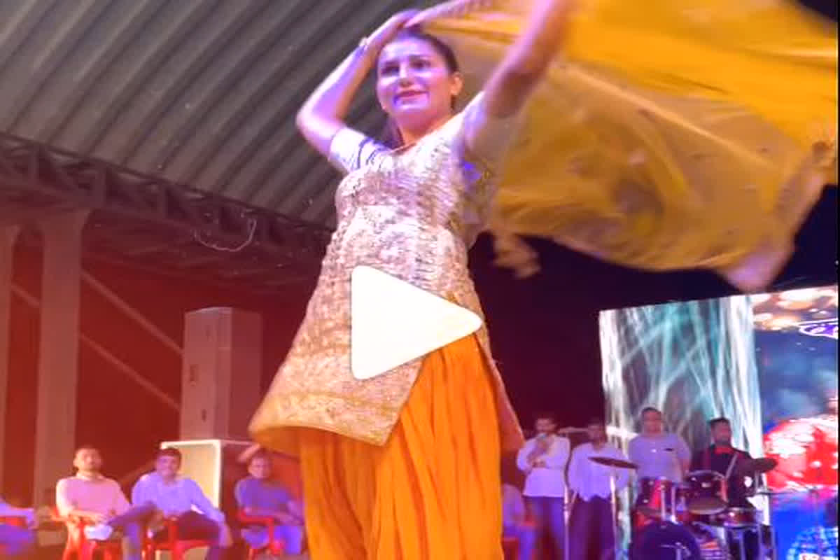 Sapna Chaudhary Hot Dance Video: डांसिंग क्वीन ने स्टेज पर लगाए जबरदस्त ठुमके, कातिलाना अंदाज देख भीड़ हुई बेकाबू, देखें वीडियो…