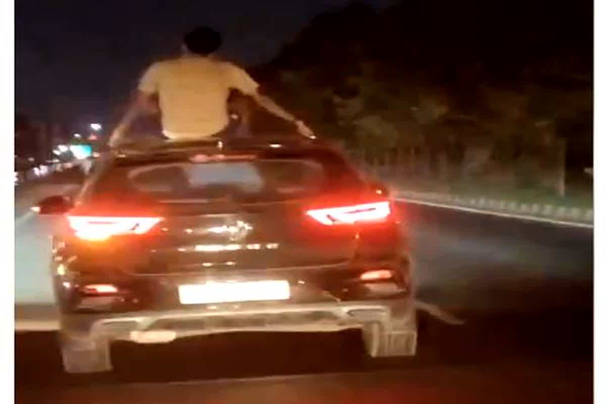 Stunts on Car Video: राजधानी में बैखौफ स्टंटबाज, हाईवे में कार की छत पर बैठकर कर रहे जानलेवा स्टंट, वीडियो वायरल