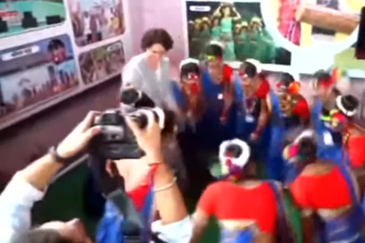 Priyanka Gandhi CG Visit Live Updates : महिला समृद्धि सम्मेलन में पहुंचीं प्रियंका गांधी, बच्चियों के साथ किया सुवा नृत्य