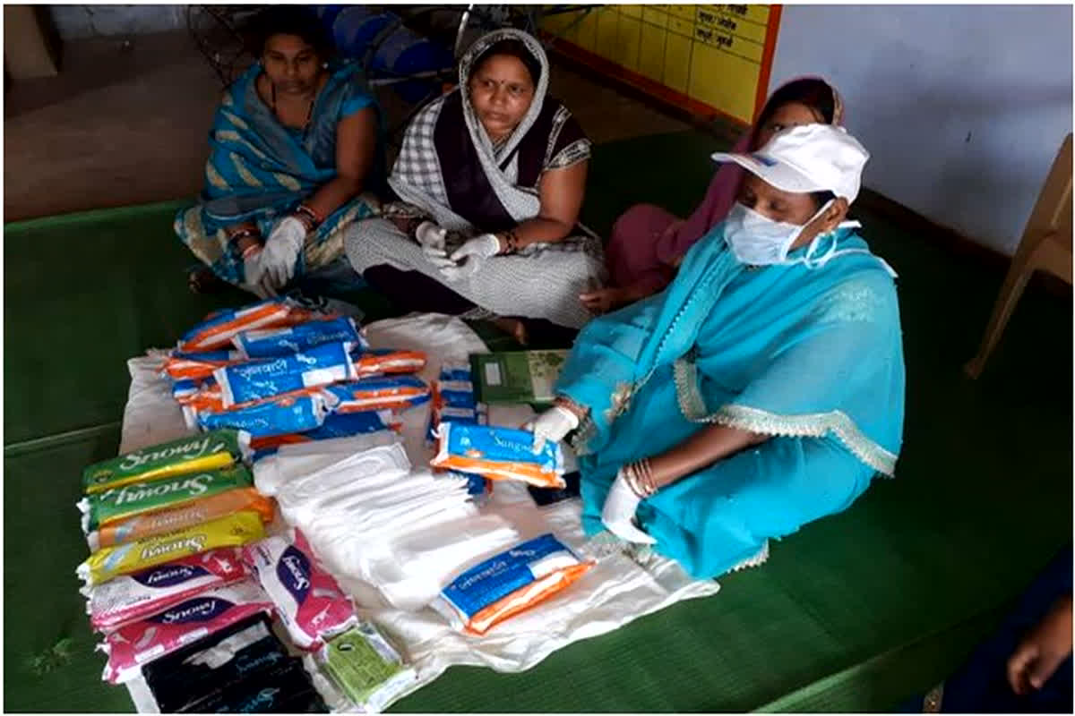 CG News: स्व सहायता समूह की महिलाएं कर रही है सेनेटरी पैड का निर्माण, अब तक कर चुके हैं इतने हजार रुपए की कमाई