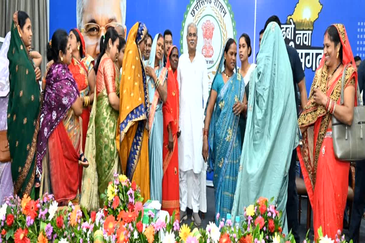Teeja-Pora: तीजा-पोरा तिहार मनाने बड़ी संख्या में महिलाएं पहुंची मुख्यमंत्री निवास, मायका का प्यार पाकर गदगद हुई महिलाएं