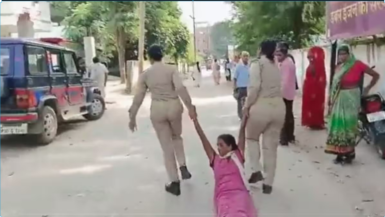 UP Police Viral Video: खाकी वर्दी वालों की शर्मनाक हरकत…! महिला को सड़क पर घसीटा, फिर एसपी ऑफिस के सामने कर दिया ये काम, वीडियो वायरल