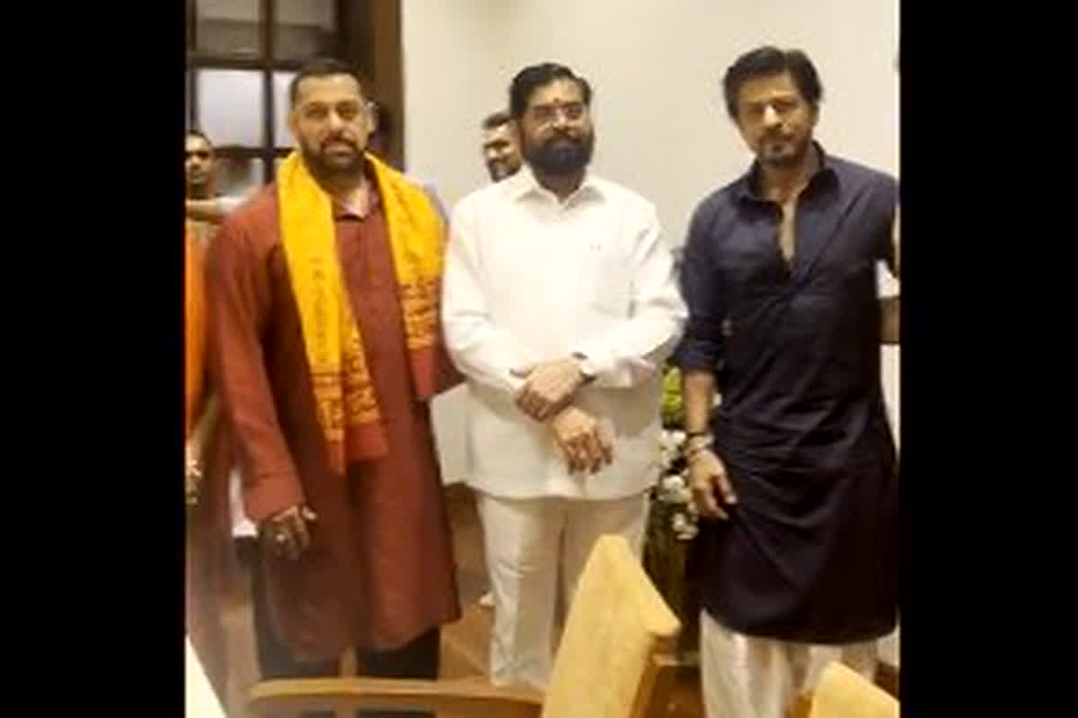 Ganesh Chaturthi 2023: सीएम के घर गणपति के दर्शन करने पहुंचे शाहरुख और सलमान, वीडियो हुआ वायरल…
