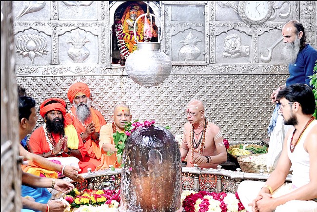 CM Yogi Adityanath MP Visit: बाबा महाकाल की नगरी पहुंचे सीएम योगी,  इस तरह से की भगवान शंकर की पूजा, देखें वीडियो
