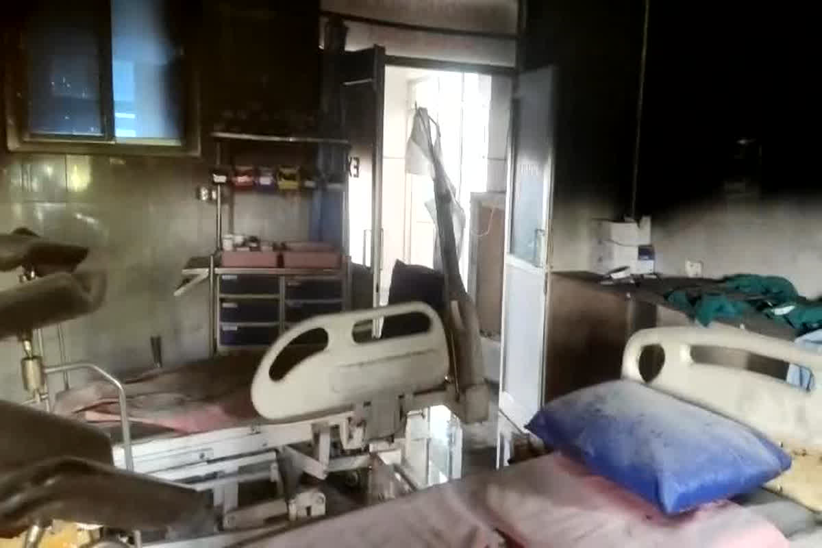 Datia News: स्वास्थ्य केंद्र के लेबर रूम में लगी आग, मरीजों में मची अफरा तफरी, मशीनें हुई जलकर खाक