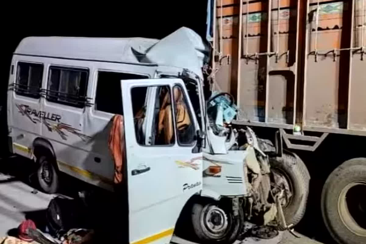 Maharashtra Bus Accident :  कंटेनर और बस के बीच हुई जोरदार टक्कर, हादसे में 12 लोगों की मौत, 23 घायल