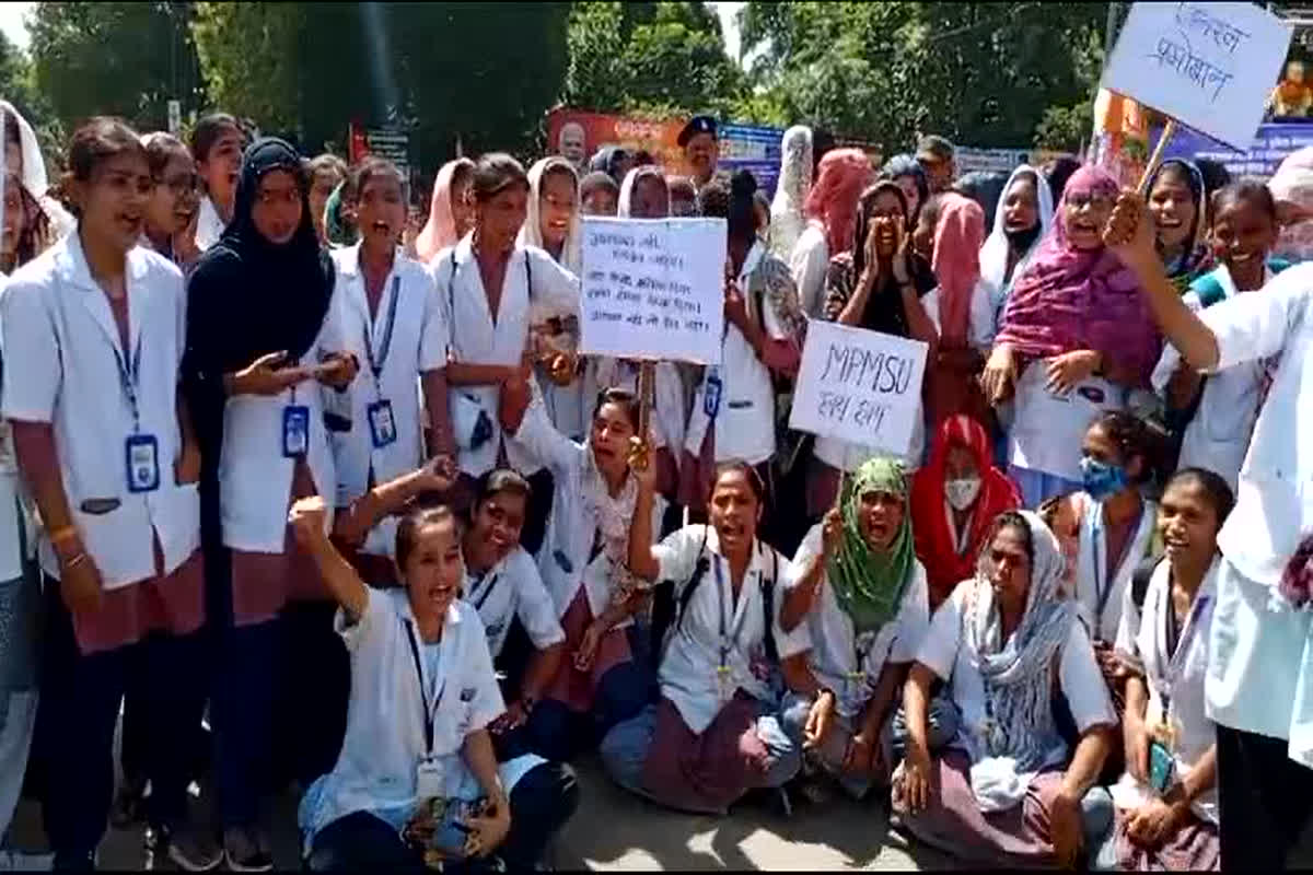 Balaghat News: सीएम आगमन से पहले नर्सिंग कॉलेज की छात्राओं ने किया प्रदर्शन, लगाए एग्जाम नहीं तो वोट नहीं के नारे, जाने क्या है माजरा