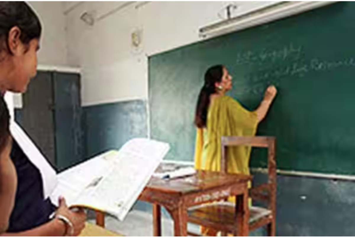 Action Against Negligent Teachers: लापरवाह शिक्षकों की अब खैर नहीं… बीईईओ ने दिए सख्त निर्देश
