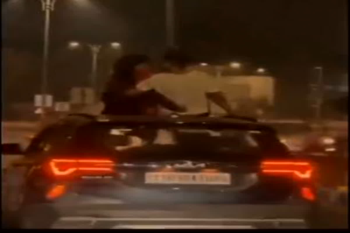 Couple Romance Video : चलती कार के ऊपर बैठकर कपल ने किया रोमांस, वीडियो देख आप भी रह जाएंगे हैरान