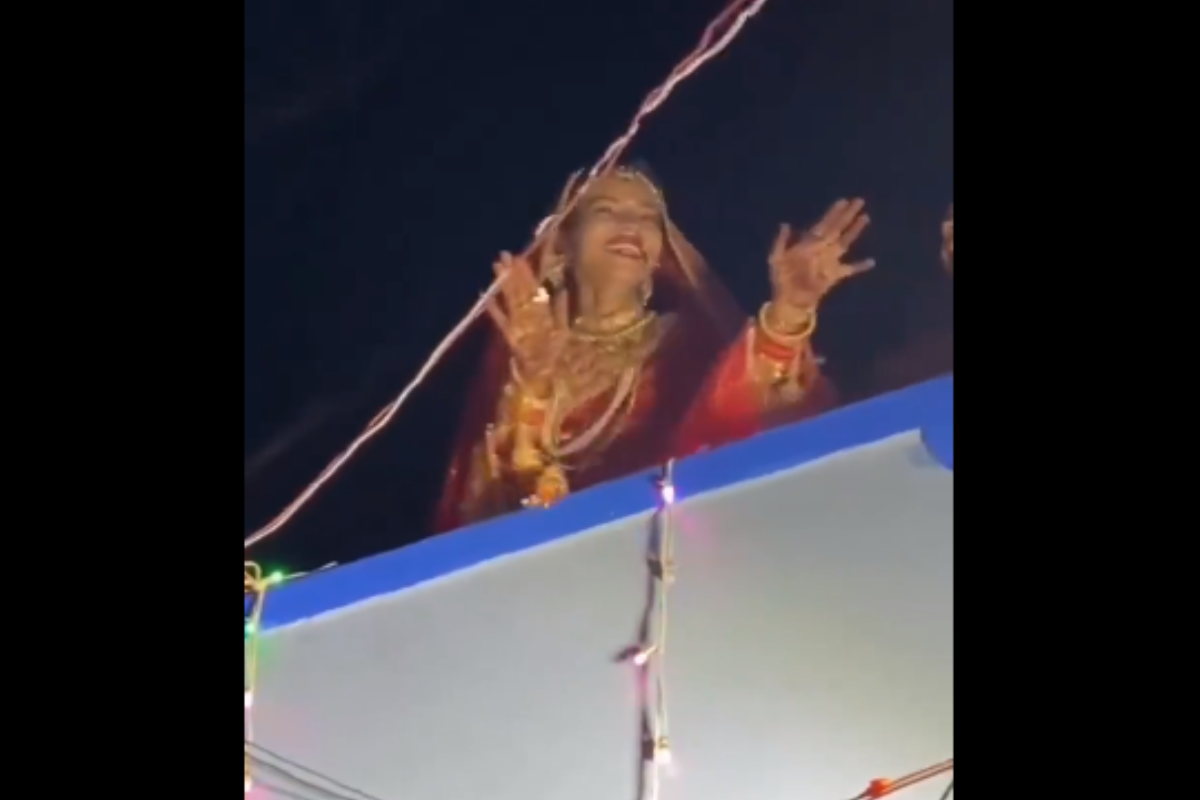 Viral Video: बारात को आते देख फिल्मी हुई दुल्हन, छत के छज्जे से करने लगी डांस, देखें वीडियो