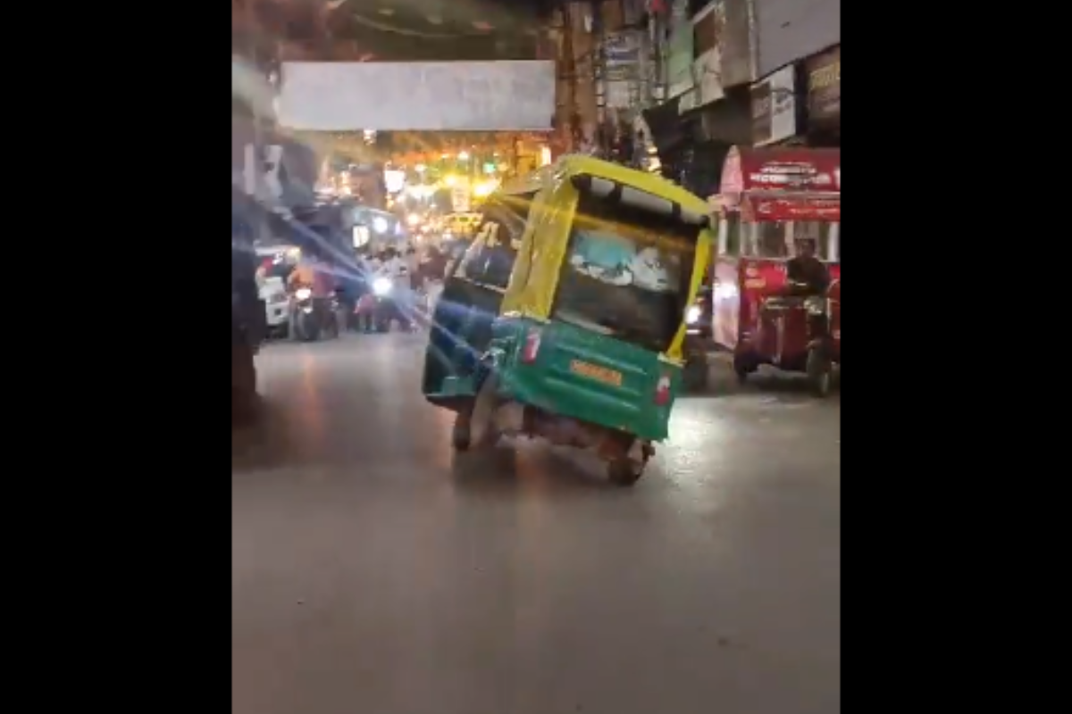 Ujjain Auto Stunt: उज्जैन में ऑटो वाला बना रजनीकांत, सड़क के बीचोबीच किया स्टंट, स्टंट देखकर लोगों के उड़े होश, देखें वीडियो