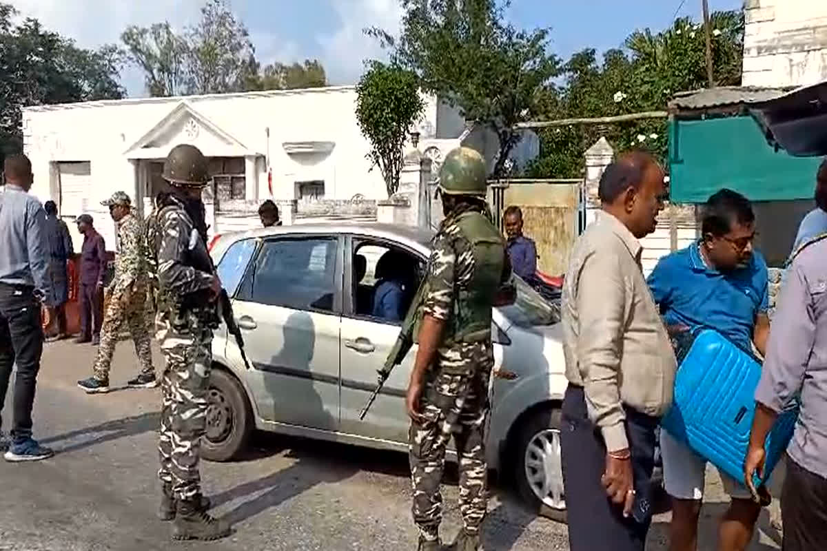 CG Crime: मध्यप्रदेश से दुर्ग आ रहा था शख्स, कार में रखा था इतने लाख रुपए, देखकर पुलिस भी रह गई दंग