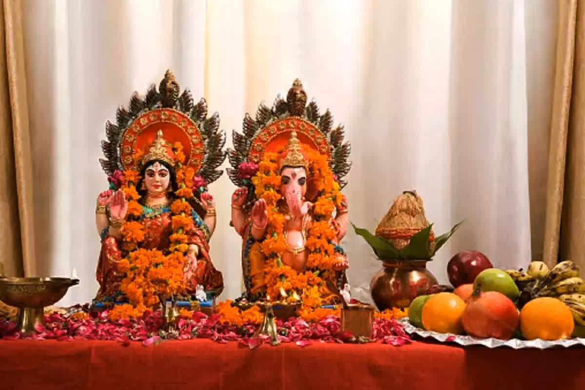 Diwali Lakshmi Puja Vidhi: लक्ष्मी पूजा के समय भूल से भी न करें ये गलतियां, वरना घर के द्वार से वापस लौट जाएगी धन की देवी!