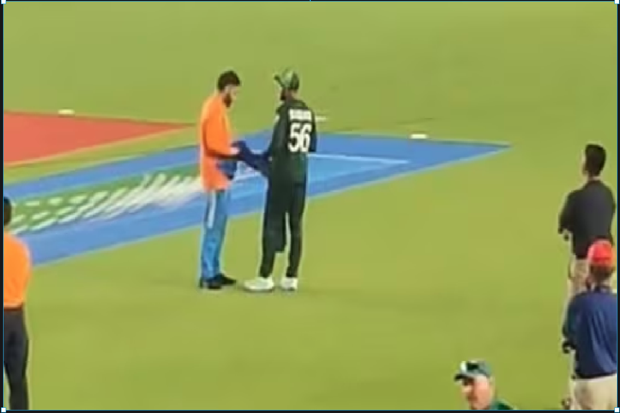 IND vs Pak match: जीत के बाद पाकिस्तानी क्रिकेट कप्तान को अपनी जर्सी देते नजर आए विराट कोहली, वीडियो हुआ वायरल…
