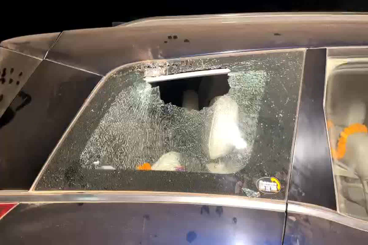 Bemetra News: कांग्रेस प्रत्याशी के वाहन पर हुआ हमला, गाड़ी के शीशे टूटे, कही थाना घेराव करने की बात