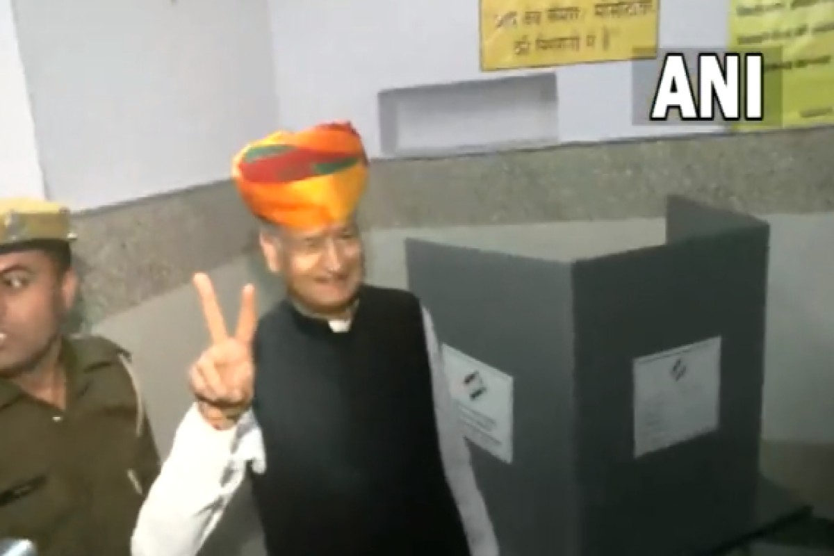 CM Ashok Gehlot cast his vote: नई सरकार के लिए मतदान जारी, सीएम अशोक गहलोत ने डाला वोट
