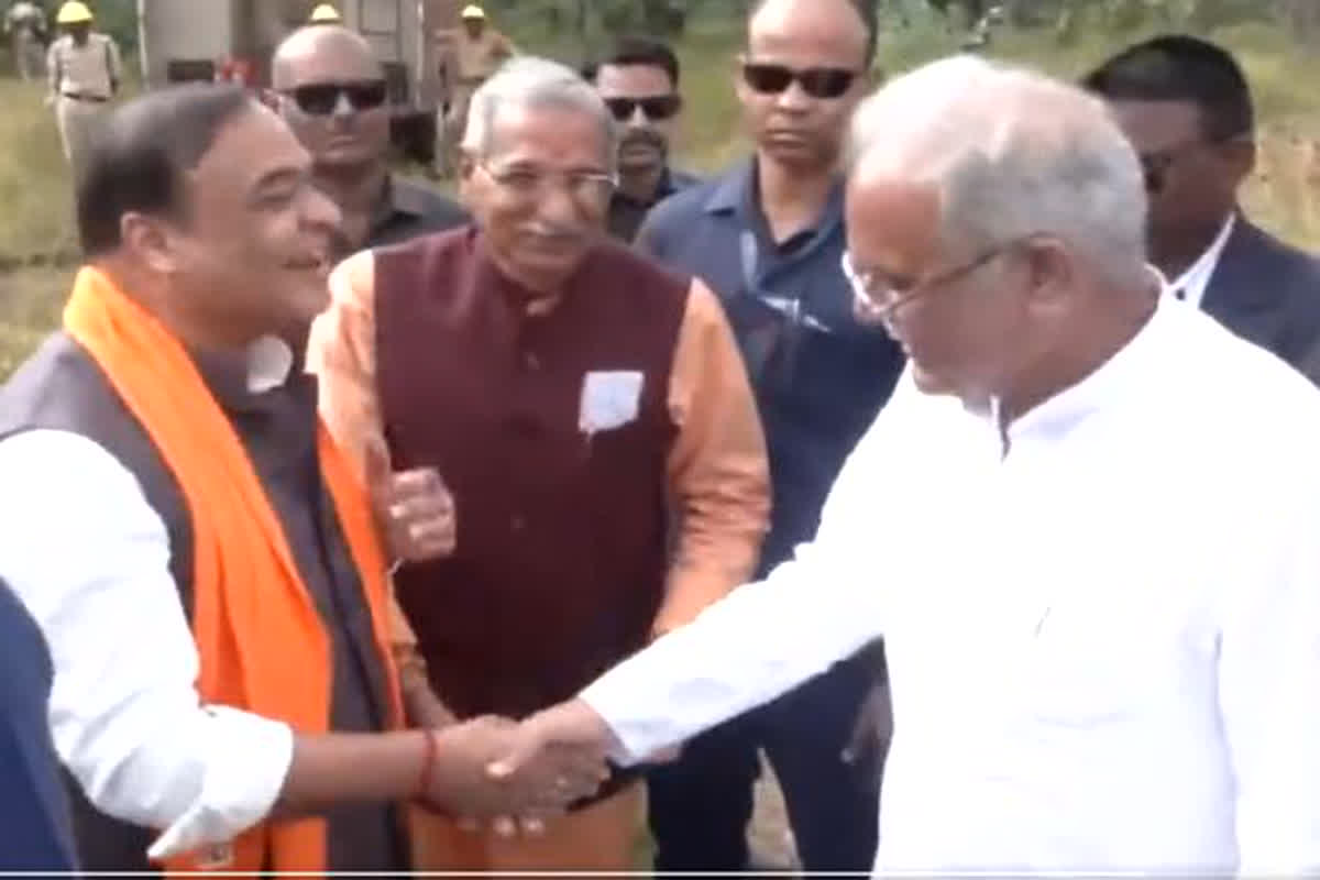 CG Vidhan Sabha Chunav 2023: चुनाव से पहले हिमंत बिस्वा सरमा ने सीएम भूपेश बघेल से मिलाया हाथ, पूछा- कइसे कका…का चलत हे?