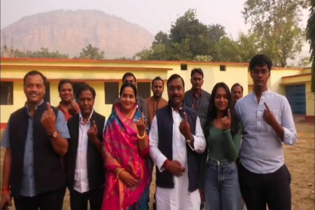 Sidhi Assembly Election 2023: कमलेश्वर पटेल ने परिवार सहित मतदान केंद्र पहुंचकर डाला वोट, लोकतंत्र के महापर्व में दिया योगदान