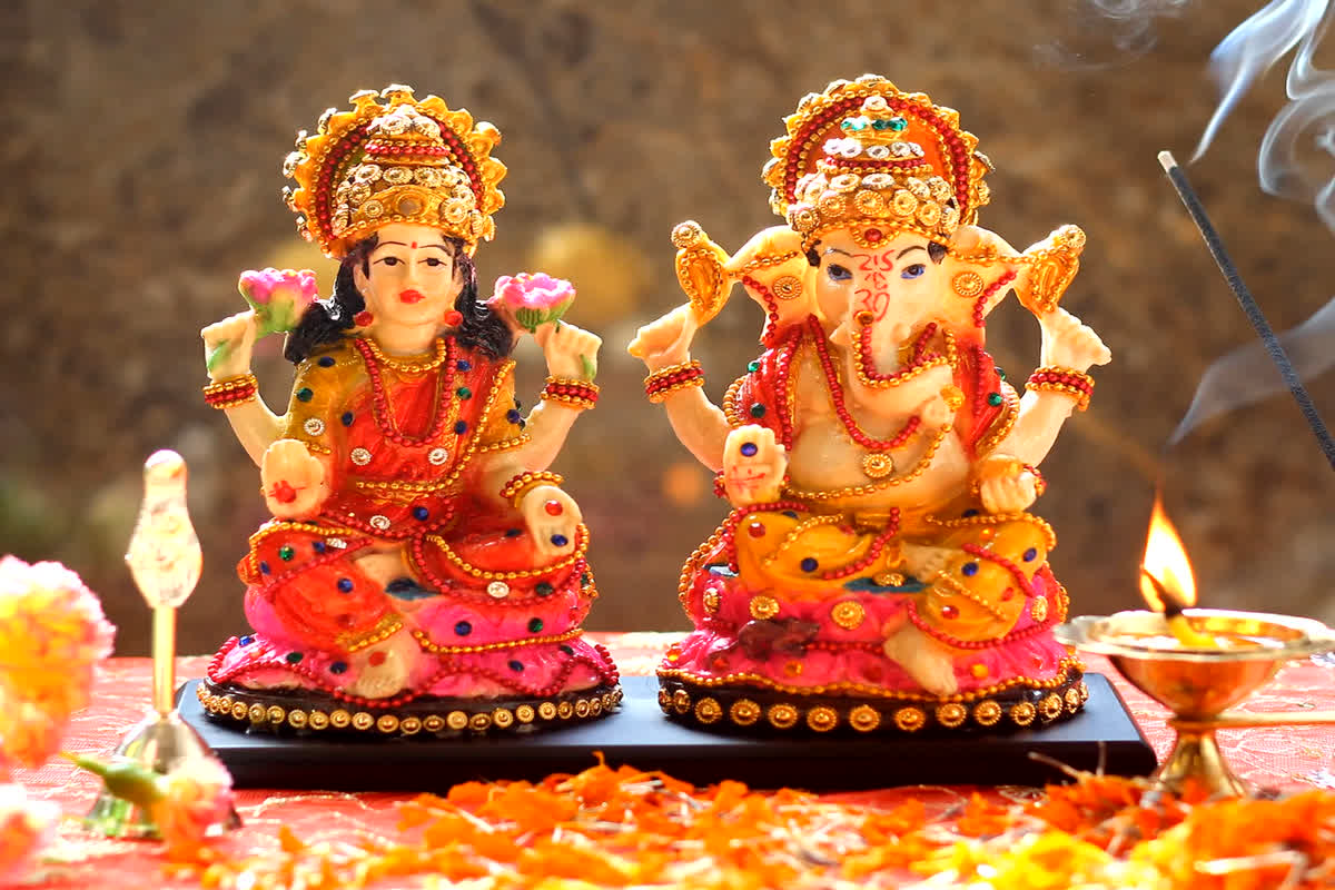 Diwali Puja Vidhi 2023: दिवाली में जाने क्या है पूजा का शुभ मुहूर्त और पूजा विधि, जानिए इस दिन क्या करें क्या न करें