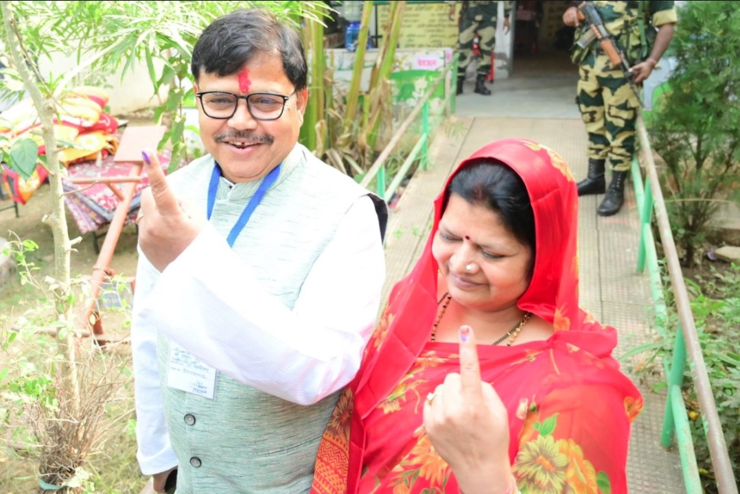 Gwalior Assembly Election 2023: ऊर्जा मंत्री प्रद्युमन सिंह तोमर ने परिवार सहित किया मतदान, वोट डालने से पहले माता मंदिर में लिया आशीर्वाद