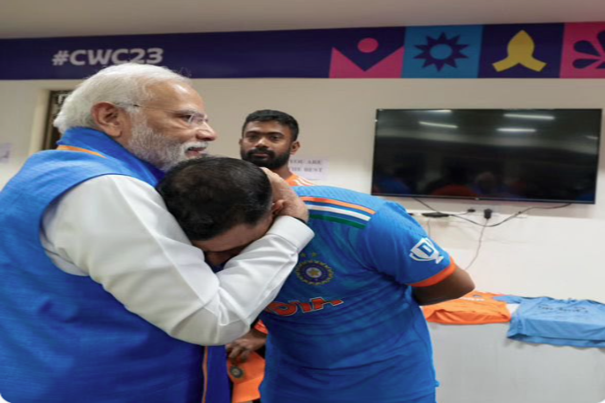 PM Modi Hugs Shami: जब PM मोदी ने मो. शमी को लगाया गले, फाइनल में हार के बाद ड्रेसिंग रूम जाकर टीम का उत्साह बढ़ाया
