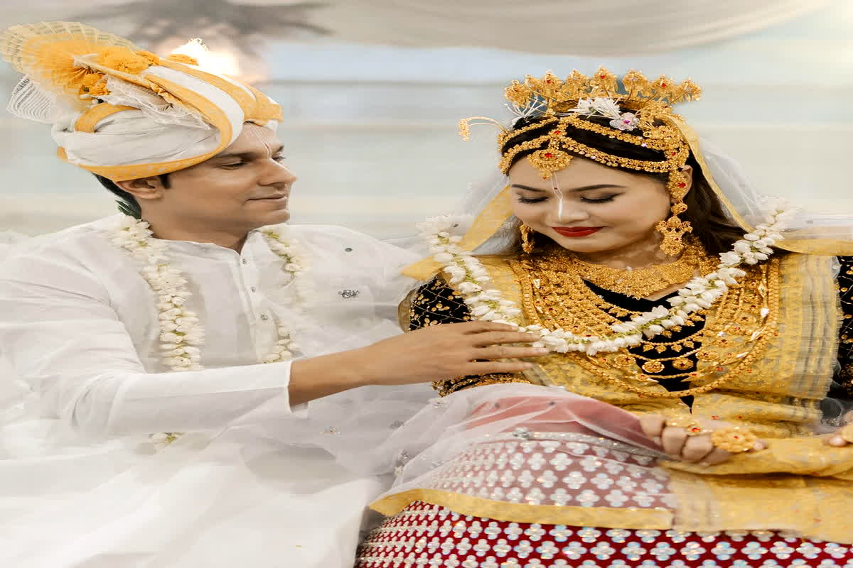 Randeep Hooda Wedding: शादी के बंधन में बंधे ये एक्टर, मणिपुरी रस्मों के अनुसार रचाई शादी, यहां देखें खूबसूरत तस्वीरें